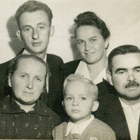 Dudás Józsefné (nagyszülő), Dudás József (nagyszülő), ifj. Sejtes Vendel, id. Sejtes Vendelné Dudás Mária (édesanya) és id. Sejtes Vendel (édesapa)